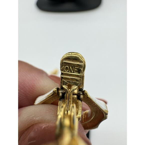 Luxury Monet Hoop Clip On Earrings White Enamel Gold Tone Circle 1” Vintage - Picture 4 of 7